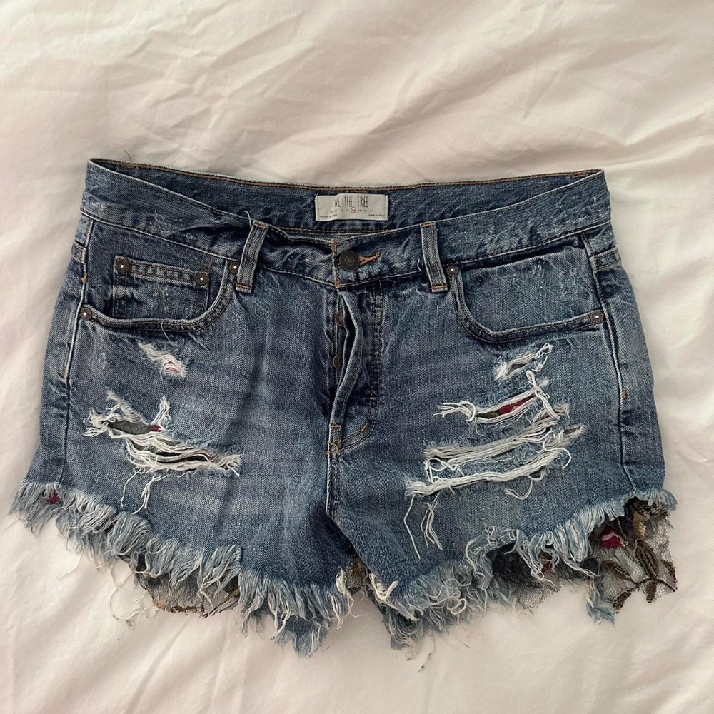 JEAN SHORTS WITH LACE DETAILING
